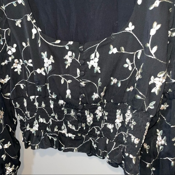 Acoa Chiffon Embroidered Floral cropped button down blouse - Picture 2 of 6